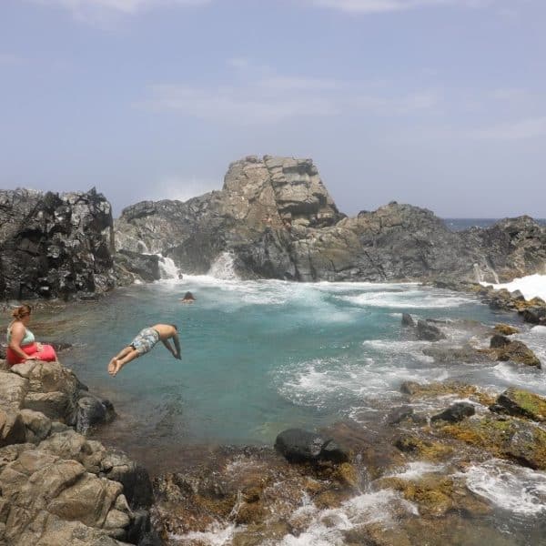 Touristen genießen ein Bad im Naturpool Conchi