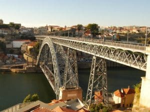 Die Bogenbrücke Ponte Dom Luis in Porto