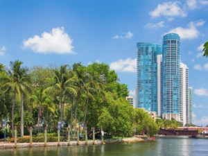 Ausblick auf die Promenade und Wolkenkratzer vom New River in Fort Lauderdale