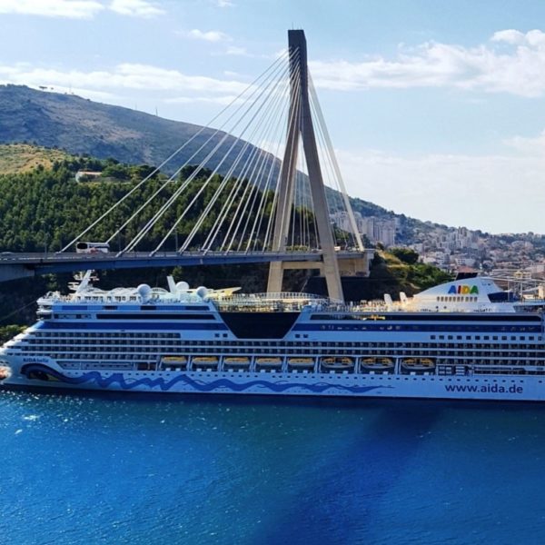 Blick auf die Franjo-Tuđman-Brücke und Kreuzfahrtschiffe im Hafen von Dubrovnik