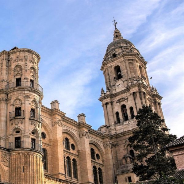 Die Kathedrale in Málaga nennt sich Santa Iglesia Catedral Basílica de la Encarnación
