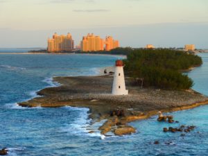 Schon bei der Einfahrt in den Hafen von Nassau kann das Atlantis Hotel aus der Ferne betrachtet werden