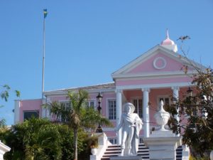 Das ehemalige Regierungsgebäude in Nassau schillert rasafarben