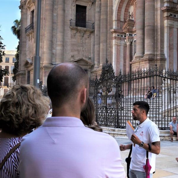 Landausfluggäste gehen mit Ihrem ortskundigen Reiseleiter zu den wichtigsten Sehenswürdigkeiten in Málaga