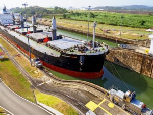 Schiff passiert die Miraflores Schleusen des Panamakanals
