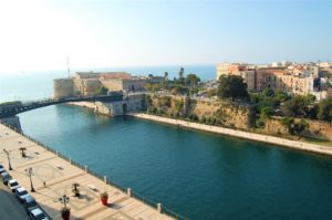 Die Festung Aragonese ist auch unter dem Namen "Kastell des Meeres" bekannt