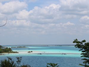 Blick auf die farbenprächtige Lagune von Bacalar