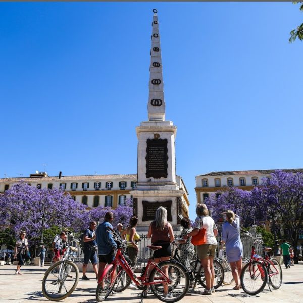 Landausfluggäste erkunden auf einer Fahrradtour durch Málaga die schönsten Ecken der Stadt