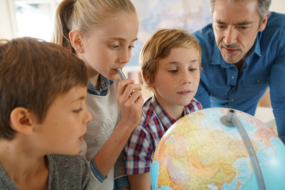 Menschen rätseln vor einem Globus