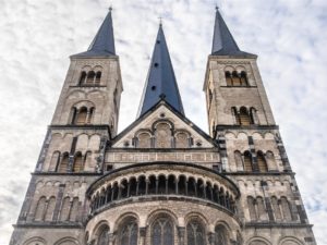 Bei einem Landausflug können Sie alles über die Geschichte des Bonner Münster erfahren