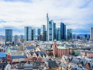 Bei einem Landausflug bewundern Sie die facettenreiche Skyline der Mainmetropole