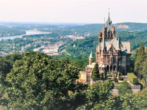 Landausflugsgäste können das imposante Rheinpanorama genießen