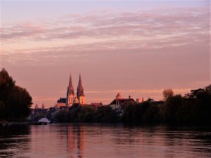 Abendlicher Blick auf den gotischen Regensburger Dom Sankt Peter