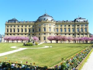 Das Barockschloss gilt als wichtigstes Wahrzeichen Würzburgs