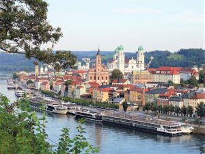 Während eines Landausfluges blicken Sie auf die schöne Passauer Altstadt