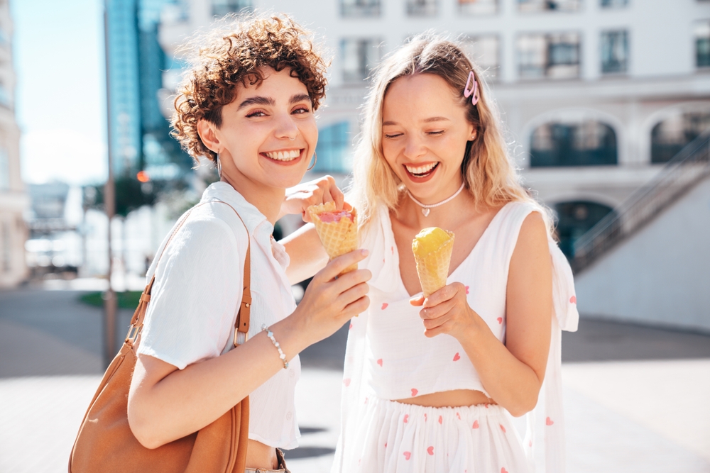 Junge Leute essen Eis
