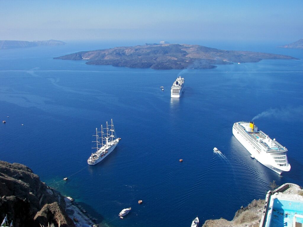 Kreuzfahrtschiffe vor Santorin