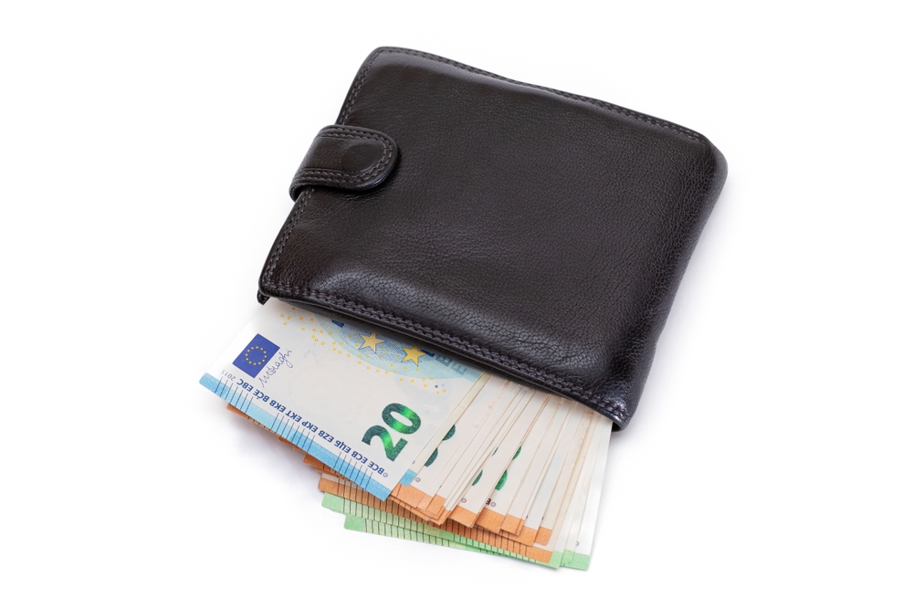 Ein Portmonnaie, in dem mehrere Euro-Scheine stecken