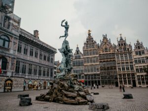 Der Grote Markt mit dem Brabo-Springbrunnen im Zentrum von Antwerpen