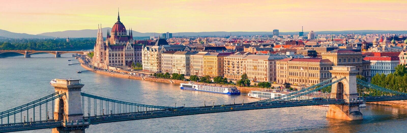 Bei einem Landausflug besuchen Sie die wichtigsten Highlights von Budapest, darunter die Kettenbrücke