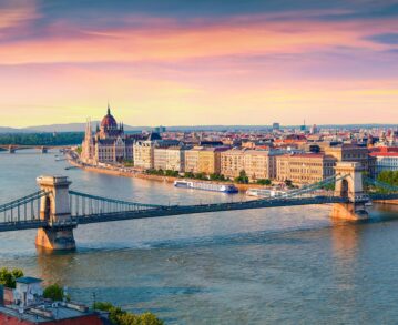 Bei einem Landausflug besuchen Sie die wichtigsten Highlights von Budapest, darunter die Kettenbrücke
