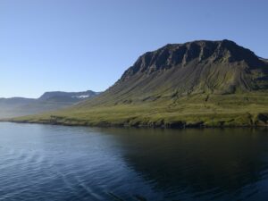 Landausfluggäste erleben die eindrucksvolle Berglandschaft am Fjord