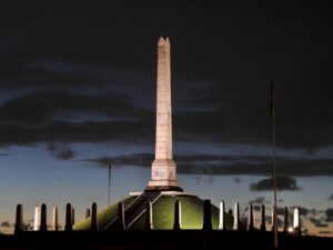 Denkmal Haraldshaugen im Sonnenuntergang mit Beleuchtung