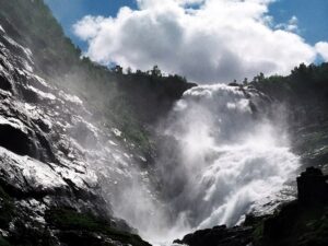 Die malerischen Wasserfälle sind ein Highlight Flams