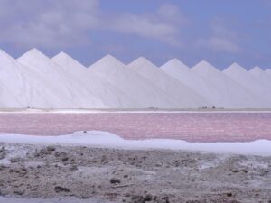 Die weißen Hügel der Salzgewinnung prägen den südlichen Teil der Insellandschaft