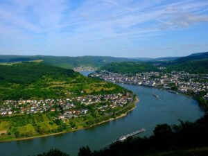 Schiffe fahren durch die größte Schleife des Rheins