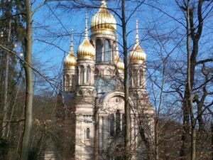 Blick durch Bäume auf die russische Grabeskirche in Wiesbaden