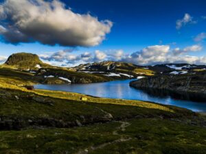 Malerische Landschaft aus Seen auf dem Hochplateau des Hardangervidda Nationalparks