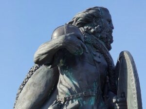 Die Statue vom Wikingerkönig vor blauem Himmel