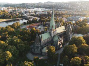 Blick auf den Nidarosdom inmitten von Trondheim