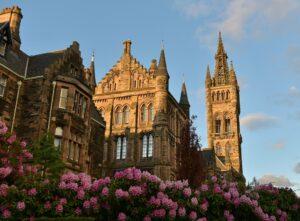 Der Glockenturm der University of Glasgow im Dämmerlicht