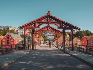 Spaziergang über die rote Brücke
