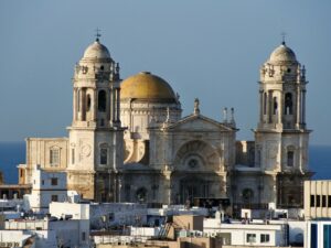Die Kathedrale von Cádiz mit goldenem Dach und blauem Himmel