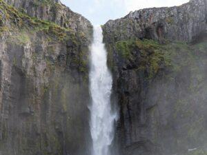 Atemberaubender Blick auf den Wasserfall Grundarfoss umgeben von Felsen