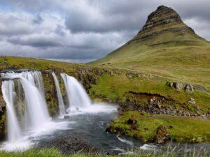 Unvergesslicher Anblick auf den Wasserfall Kirkjufellsfoss und den Kirkjufell Berg