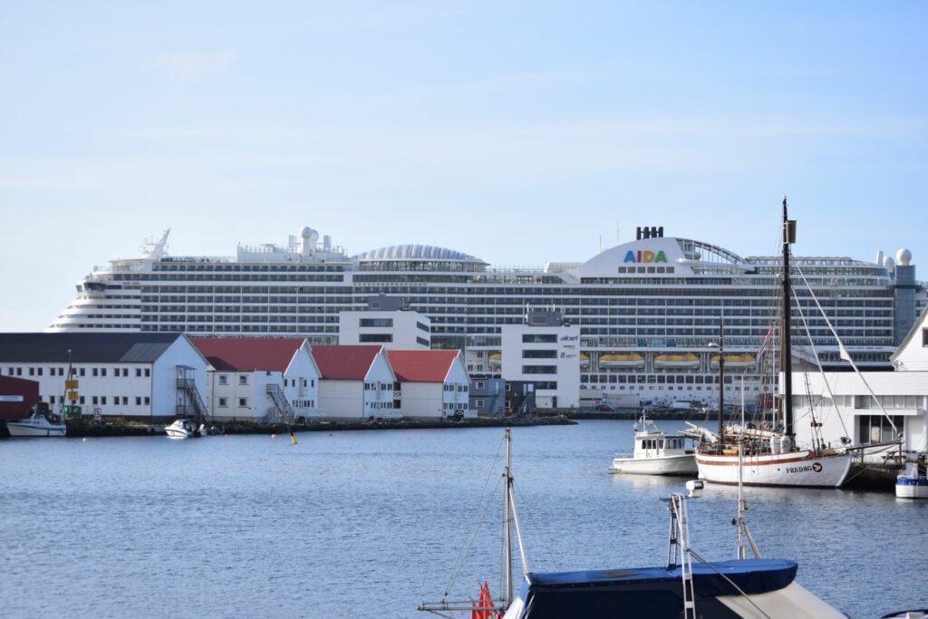 Kreuzfahrtschiff im Hafen von Haugesund