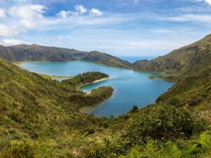 Landausflugsgäste genießen den Ausblick auf den Kratersee Lagoa do Fogo