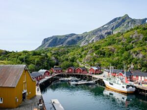 Nusfjord, ein norwegisches Fischerdorf liegt mitten in den Lofoten