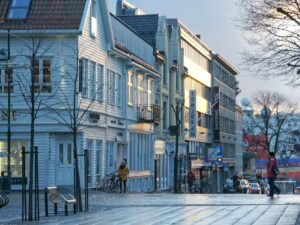 Erkunde bei einem Landausflug das quirlige Stadtzentrum von Kristiansand mit seinen charmanten Cafés, Geschäften und Sehenswürdigkeiten.