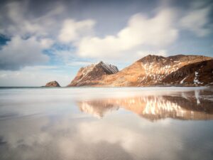 Landausfluggäste genießen den Blick auf den Haukland Strand