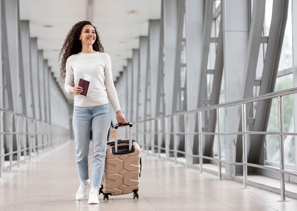 Eine Frau geht mit einem Koffer in der Hand