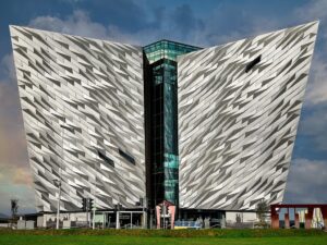 Das weltberühmte Titanic Museum kann im wunderschönen Belfast besucht werden