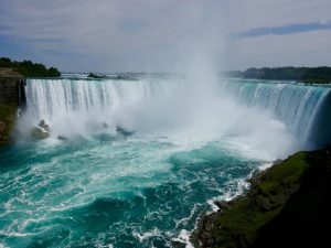 Landausflugsgäste können einen atemberaubenden Blick auf die Niagarafälle erleben