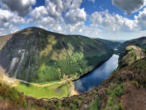 Südlich von Dublin liegen die wunderschönen Wicklow Berge und das angrenzende Glendalough Tal