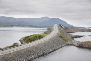 Die beeindruckende Atlantikstraße kann entspannt mit dem Auto erkundet werden.