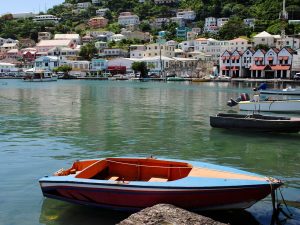 Kleines Boot im inneren Hafen von St. George's